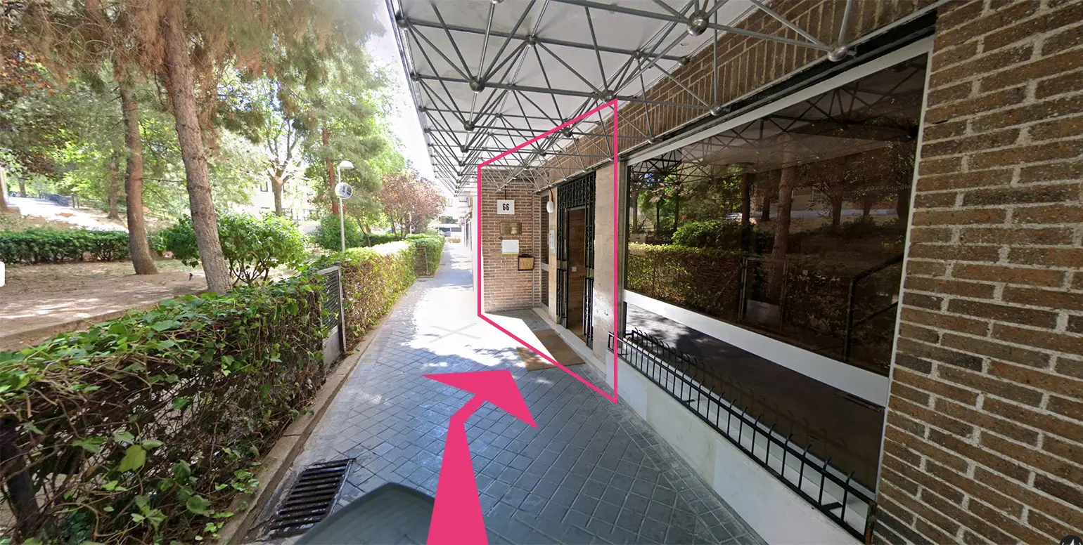 Entrada de la clínica dental en la Avenida de Moratalaz, 66
